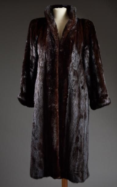 YVES SAINT LAURENT

Manteau vison dark

Taille...