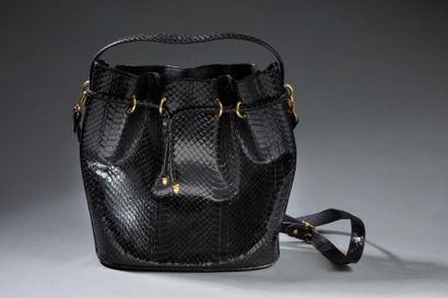 Sac seau en piton noir, bandoulière à mousquetons...