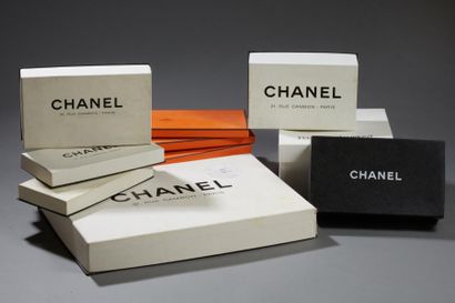 Lot de boîtes CHANEL en carton noires et...