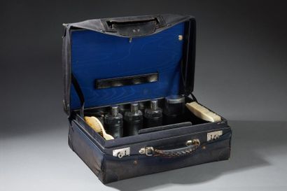 Louis VUITTON

Valise de toilette avec sa...