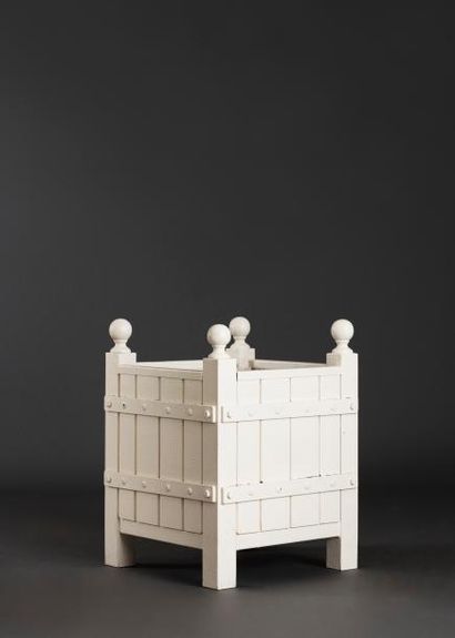 Caisse à oranger en bois laqué blanc orné...