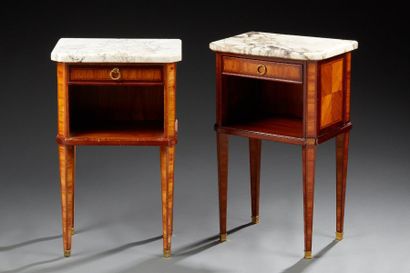 Paire de tables de chevet de style Louis...