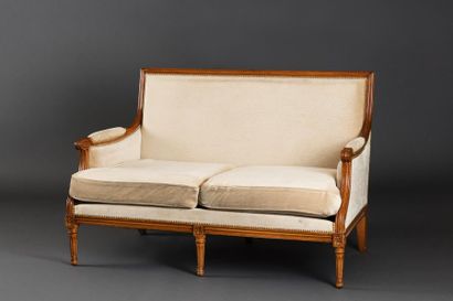 Paire de canapés de style Louis XVI en bois...
