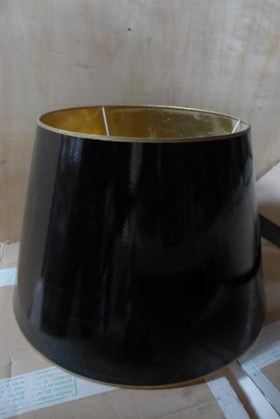 - Paire d'abat-jours en vernis noir à liserés...