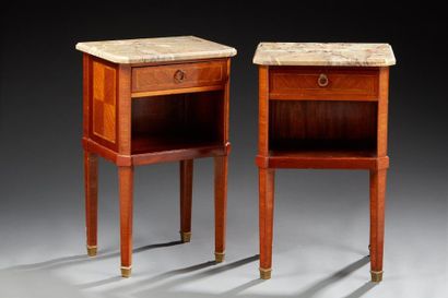 Paire de tables de chevet de style Louis...