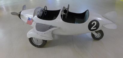 Voiture pour enfant en forme d'avion à hélices....