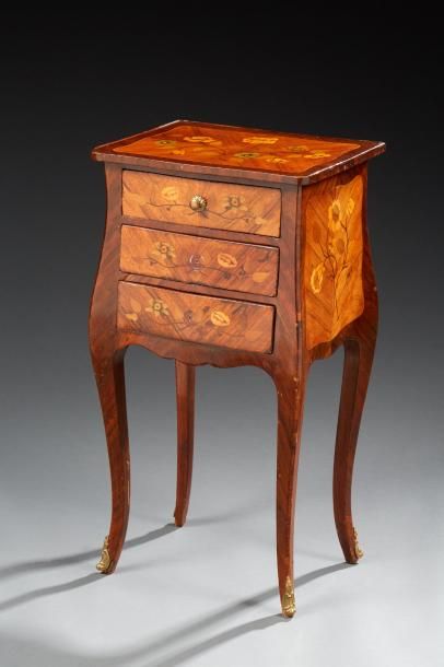 Table chiffonnière de style Louis XV, ouvrant...