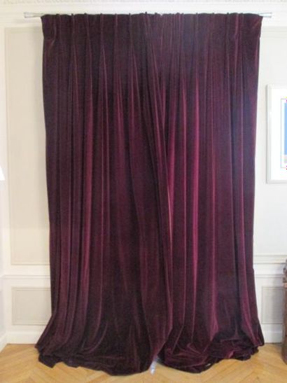 *Paire de rideaux en velours ras bordeaux...
