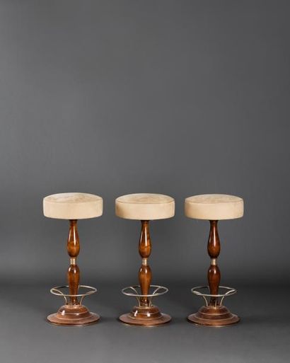 Trois tabourets de bar. Pietement balustre...
