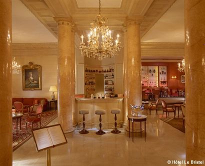 Trois tabourets de bar. Piétement balustre...