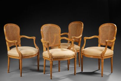 Suite de quatre fauteuils cabriolets en bois...