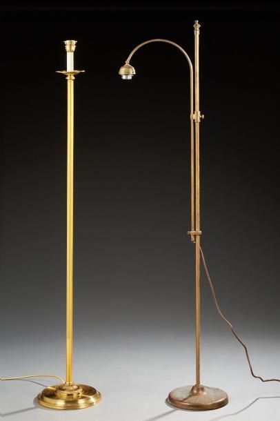 Paire de lampadaires en métal cannelé et...