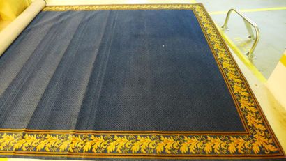 Grand tapis rectangulaire à fond bleu, la...