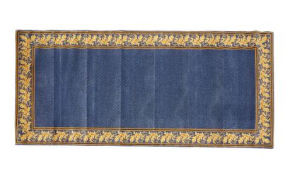 Tapis galerie mécanique à fond bleu à croisions,...