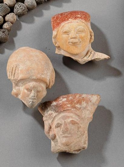 Trois têtes de statuettes.
Terre cuite avec...