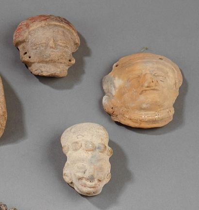 Deux têtes de statuette en céramique sans...