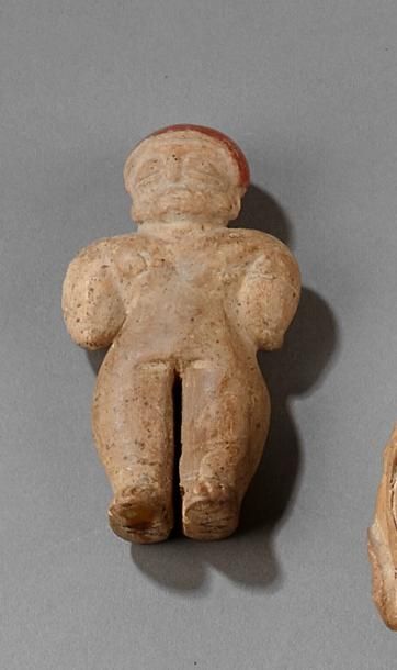 Statuette de personnage en céramique roulée...