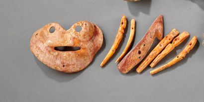 Cinq pendants d'un collier en coquille marine...