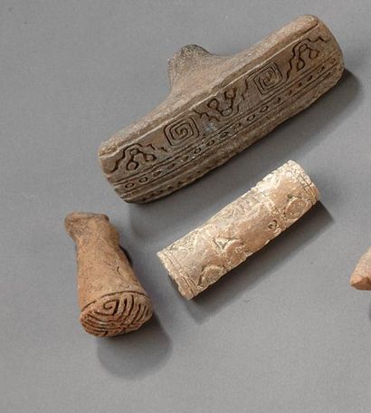 Trois sellos en terre cuite.
- Un plat, de...