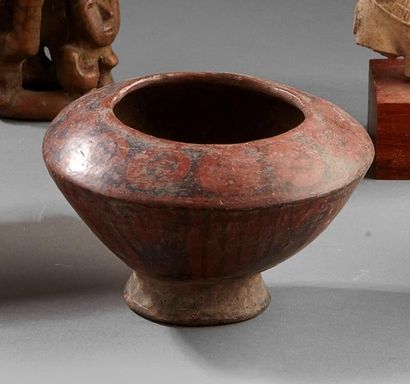 Ensemble de trois vases en céramique:
- Vase...