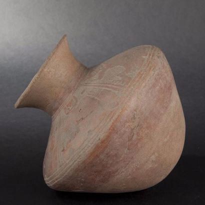 Vase globulaire cintré en terre cuite. Sur...