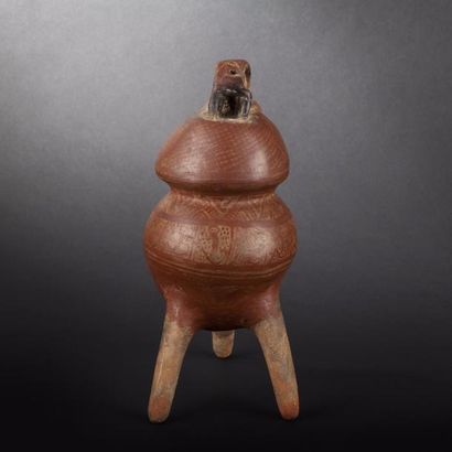 Vase tripode. Au sommet, anse en pont avec...