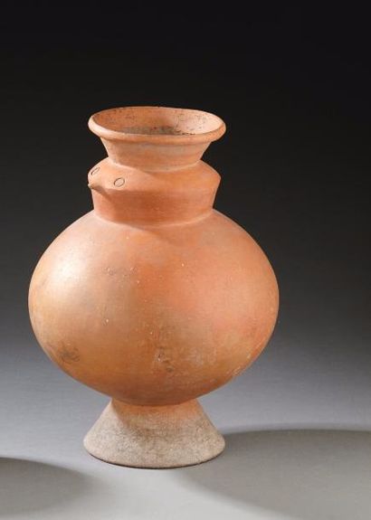 Vase globulaire sur piédouche en terre cuite...