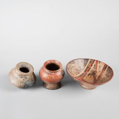 Lot composé de deux vases et d'une coupe
Narino...