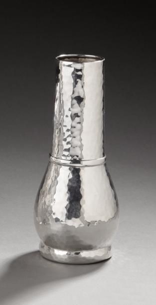 TIFFANY & CO
Vase en argent martelé à fond...