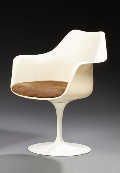 EERO SAARINEN
Fauteuil tulipe, coque en stratifié...