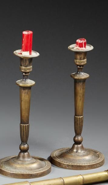 Paire de bougeoirs en bronze reposant sur...