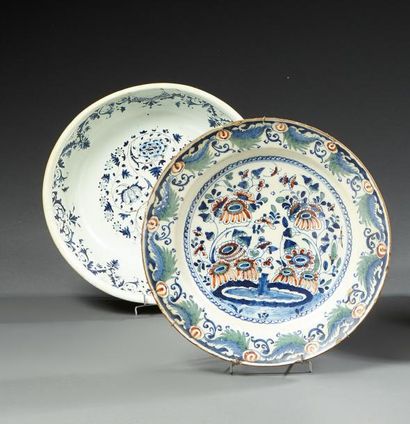 DELFT
- Coupe en faïence à décor en camaïeu...