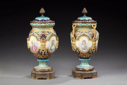 Paire d'importants vases couverts en porcelaine...