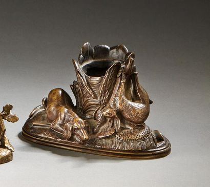 Encrier en bronze patiné représentant un...