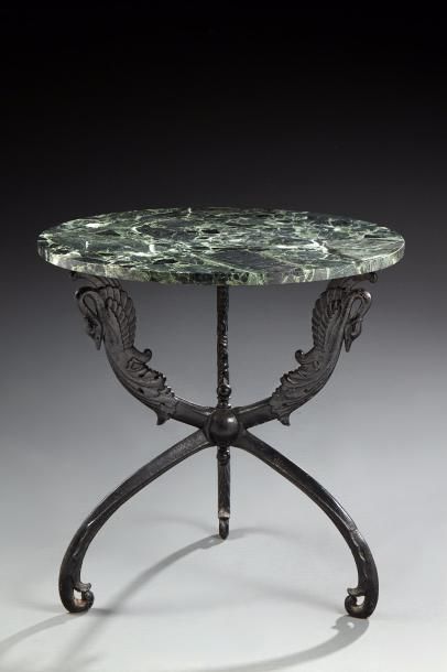 Table guéridon tripode en fonte de fer à...
