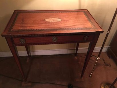 Table bureau en bois de placage et filets.
Pieds...