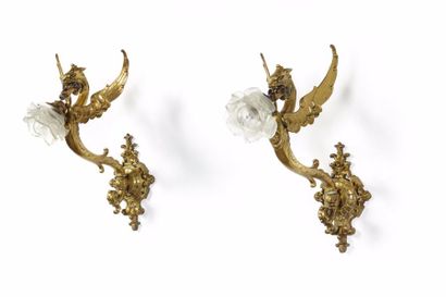 Paire d'appliques en bronze ciselé doré.
Attache...