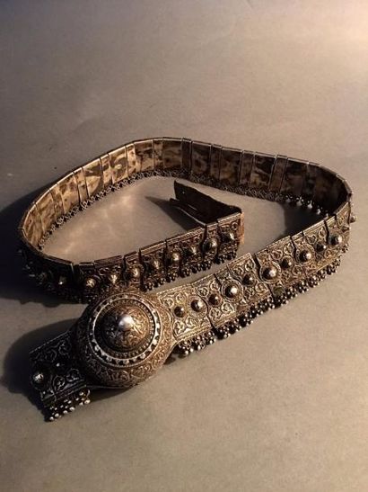 Ceinture caucasienne en cuir ornée de maillons...