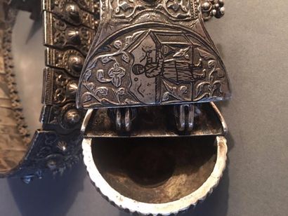 Ceinture caucasienne en cuir ornée de maillons...