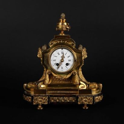 Petite pendule borne en bronze doré ornée...