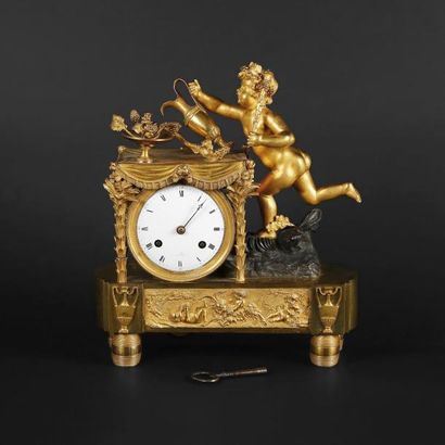 Pendule en bronze doré et patiné ornée d'un...