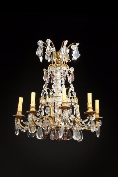 Lustre en bronze doré à huit bras de lumières...