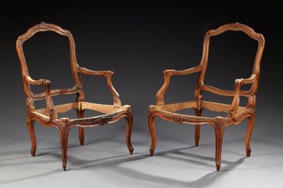 Deux fauteuils à dossier plat en hêtre pouvant...