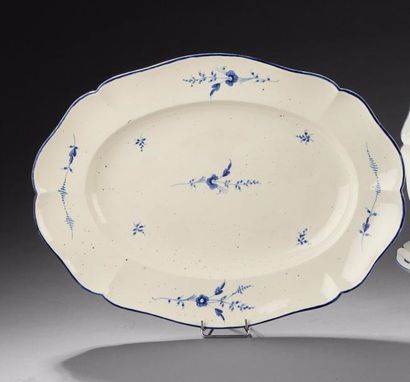 CHANTILLY
Grand plat ovale en pâte tendre,...