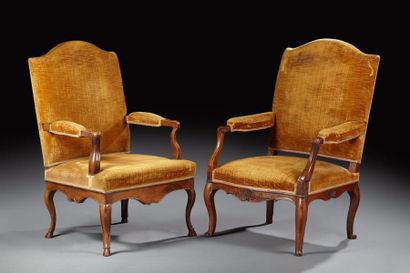 Deux grands fauteuils à hauts dossiers plats...