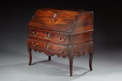 Bureau de pente en noyer reposant sur quatre...