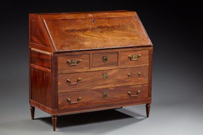 Commode scriban en acajou et placage d'acajou...