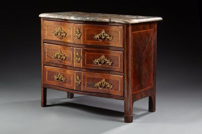 Commode à façade galbée en marqueterie de...
