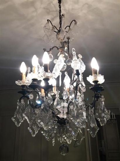 Lustre à un rang de neuf lumières en métal.
Bras...
