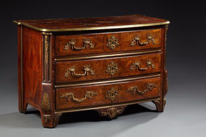 Importante commode en placage de palissandre...